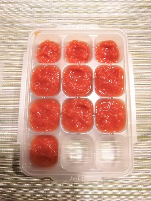 冷凍トレーに入れたトマト