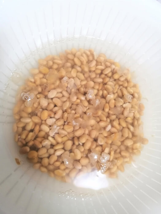 水で洗って粘りを取られている納豆